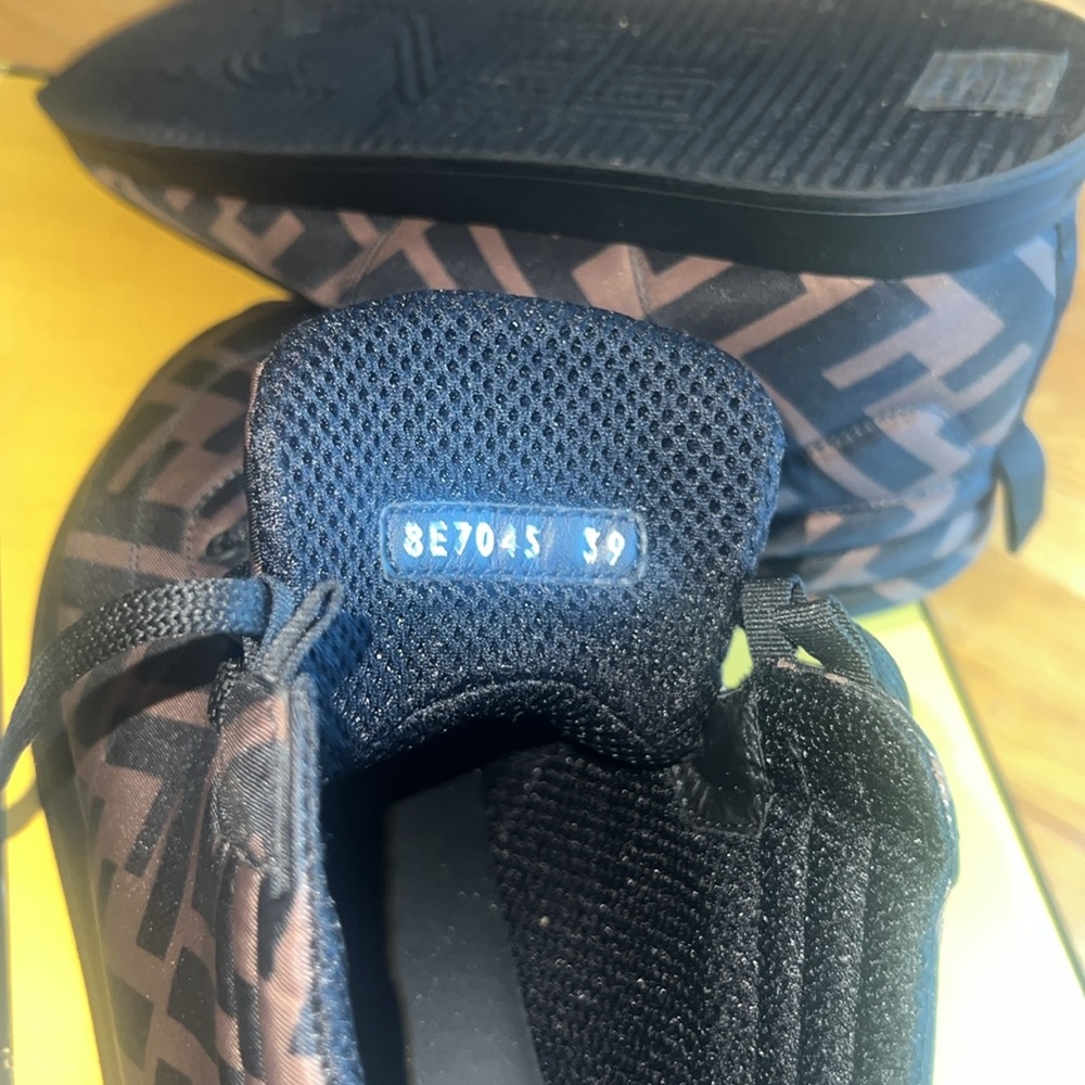 Wrong Size , Worn Once Size 39 - image 4